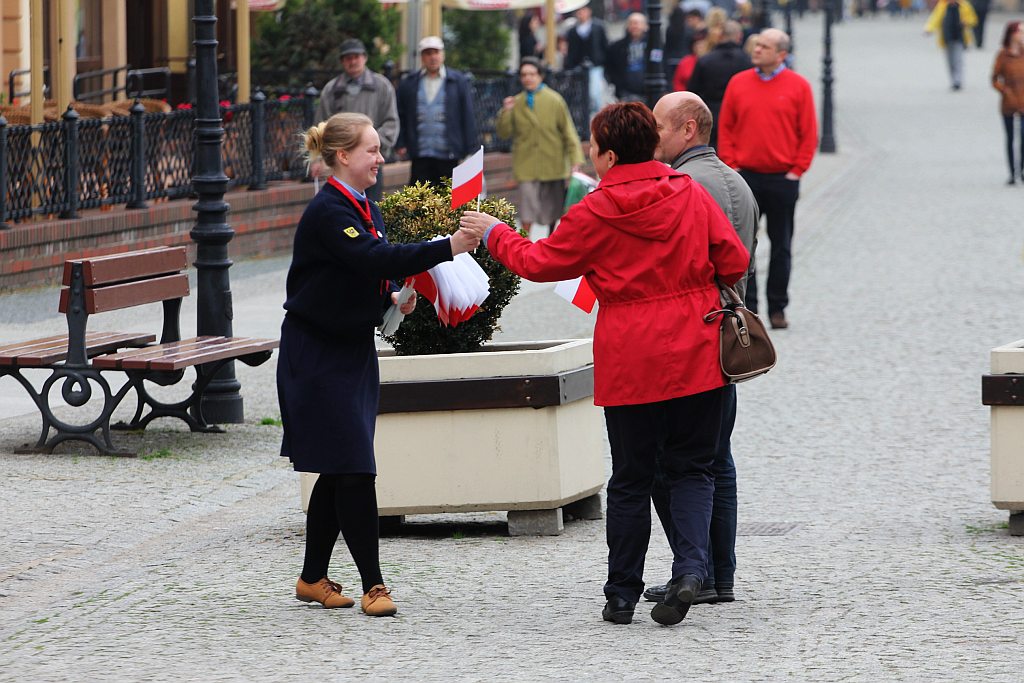 PiS rozdaje flagi. „Inni politycy nie dbają o nie”