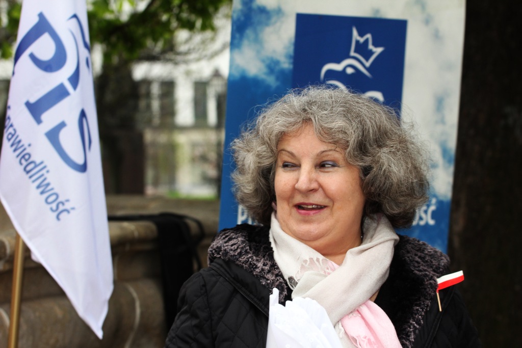PiS rozdaje flagi. „Inni politycy nie dbają o nie”