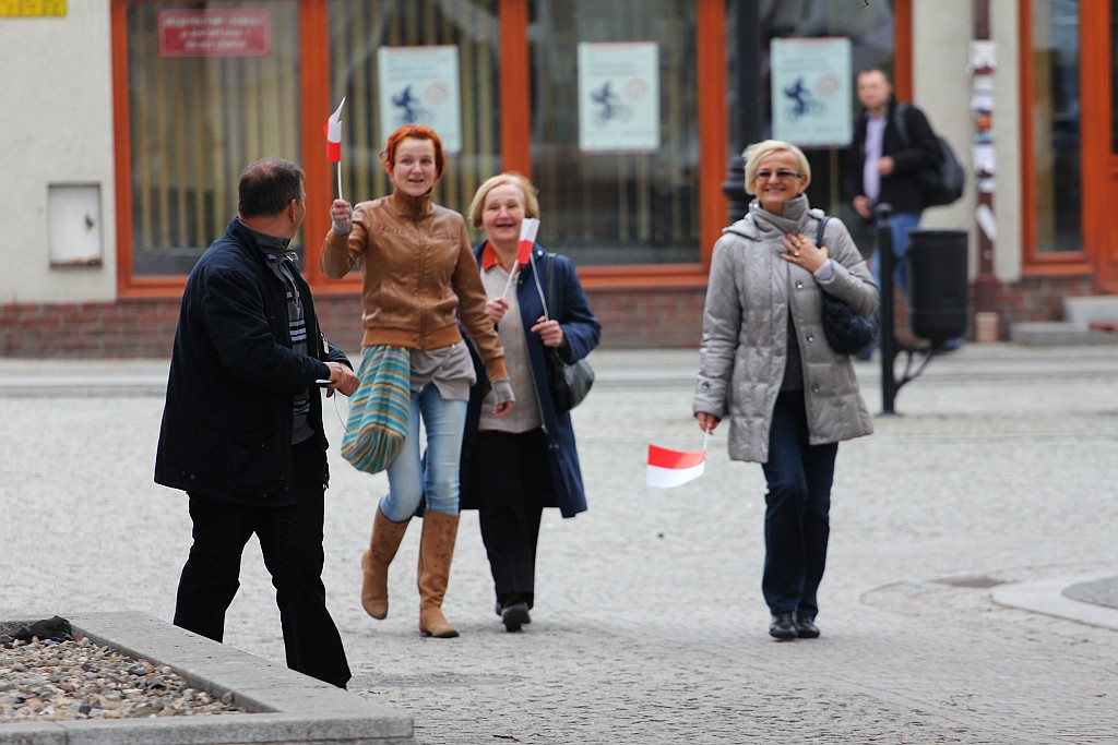 PiS rozdaje flagi. „Inni politycy nie dbają o nie”