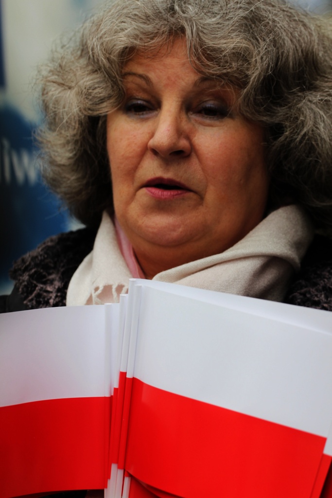 PiS rozdaje flagi. „Inni politycy nie dbają o nie”