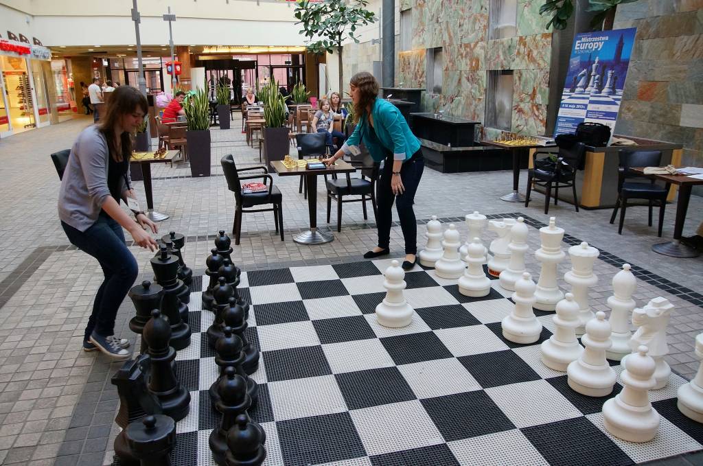 Grali w szachy w Galerii Piastów