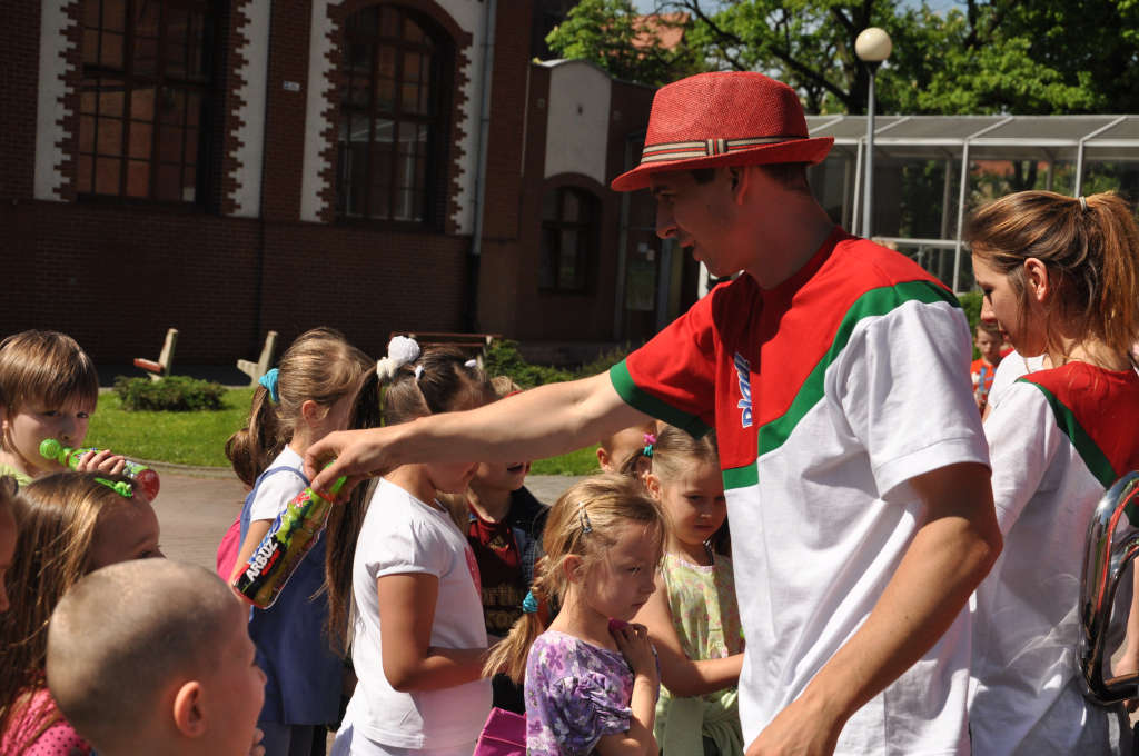 Uczniowie SP nr 1 smakowali Kubusia arbuzowego