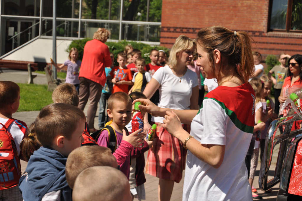 Uczniowie SP nr 1 smakowali Kubusia arbuzowego