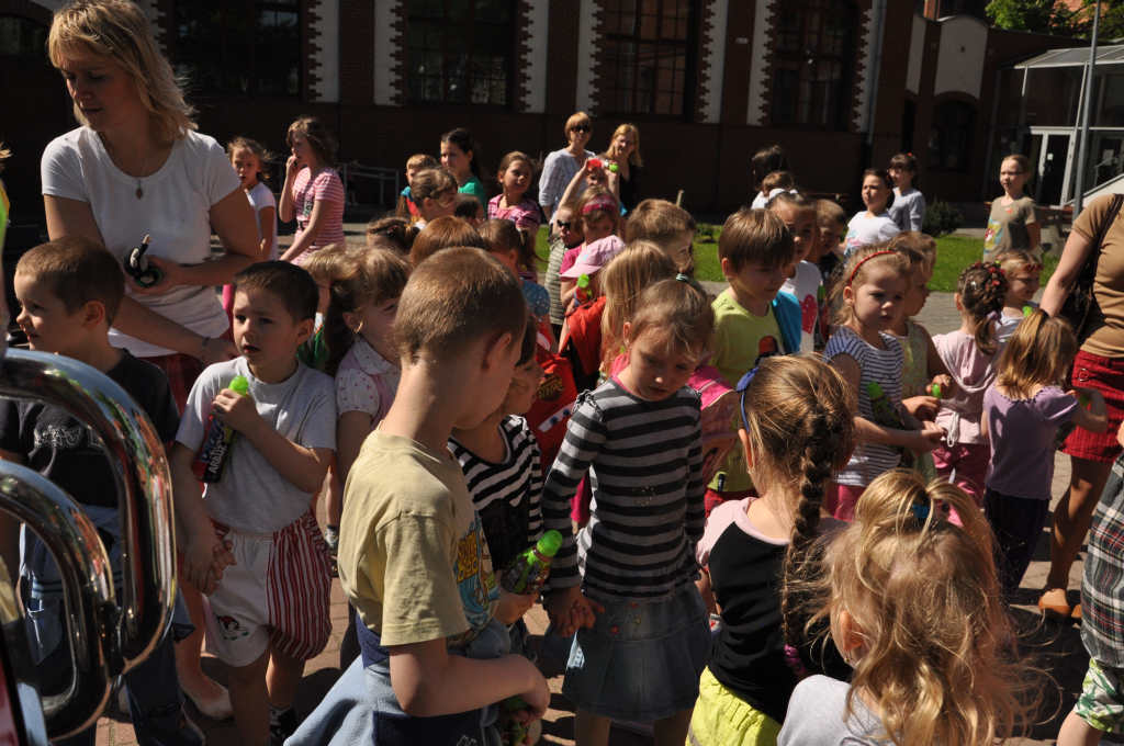 Uczniowie SP nr 1 smakowali Kubusia arbuzowego