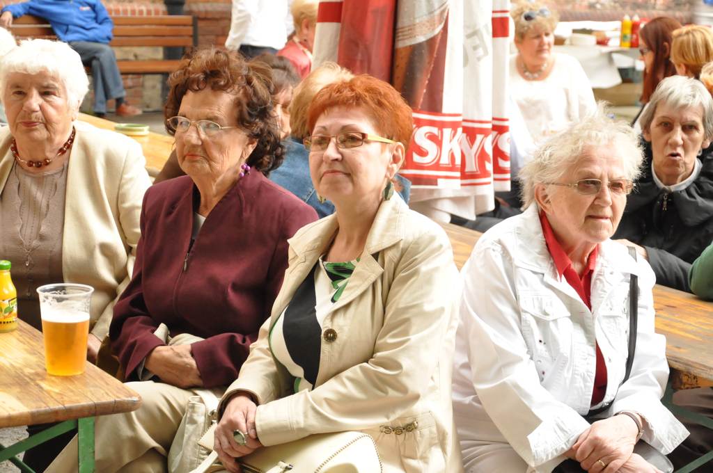 Europejska biesiada na dziedzińcu zamkowym