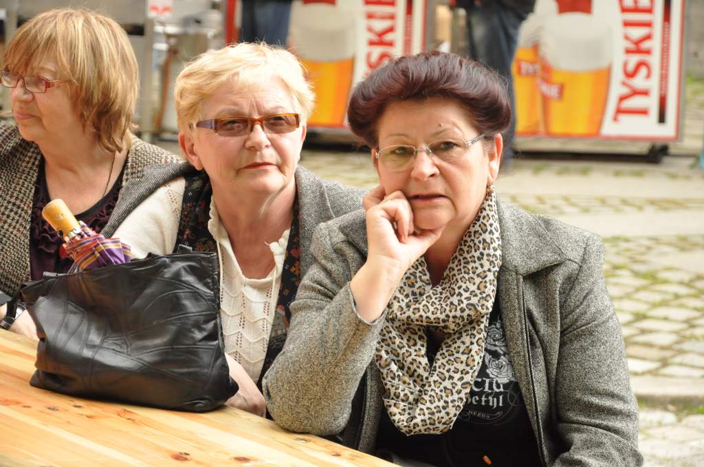 Europejska biesiada na dziedzińcu zamkowym