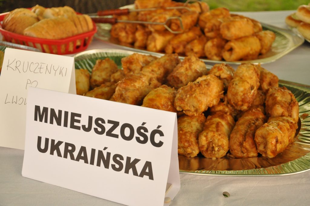 Europejska biesiada na dziedzińcu zamkowym