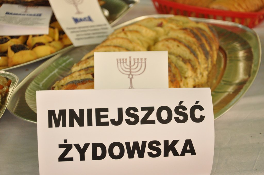 Europejska biesiada na dziedzińcu zamkowym