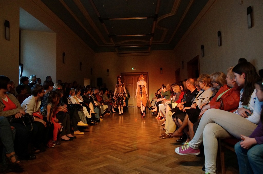 Pokaz mody w noc muzealną