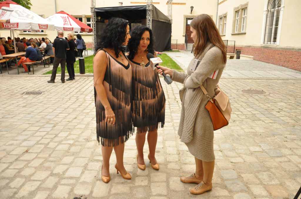 Europejska biesiada na dziedzińcu zamkowym