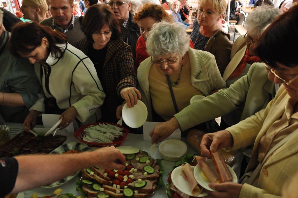Europejska biesiada na dziedzińcu zamkowym