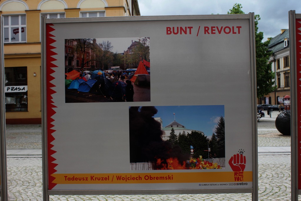 Bunt na zdjęciach fotoreporterów