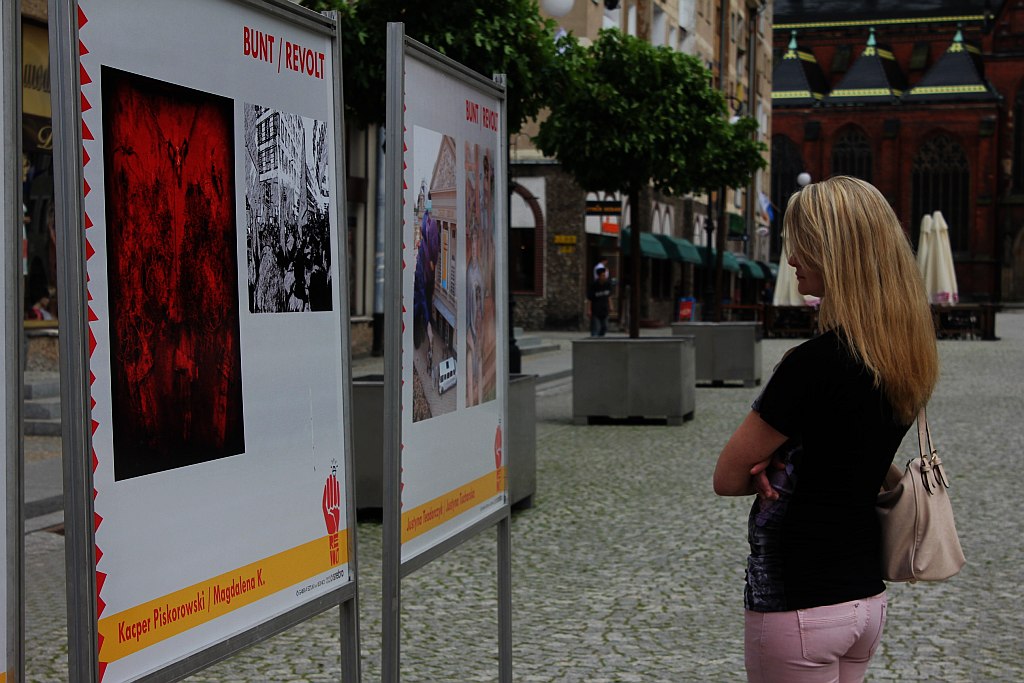 Bunt na zdjęciach fotoreporterów