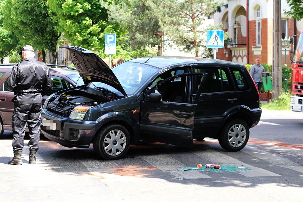 Ford zderzył się z oplem. Jedna osoba ranna