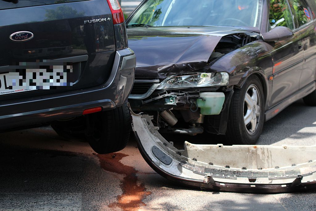 Ford zderzył się z oplem. Jedna osoba ranna