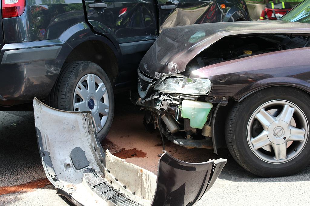 Ford zderzył się z oplem. Jedna osoba ranna