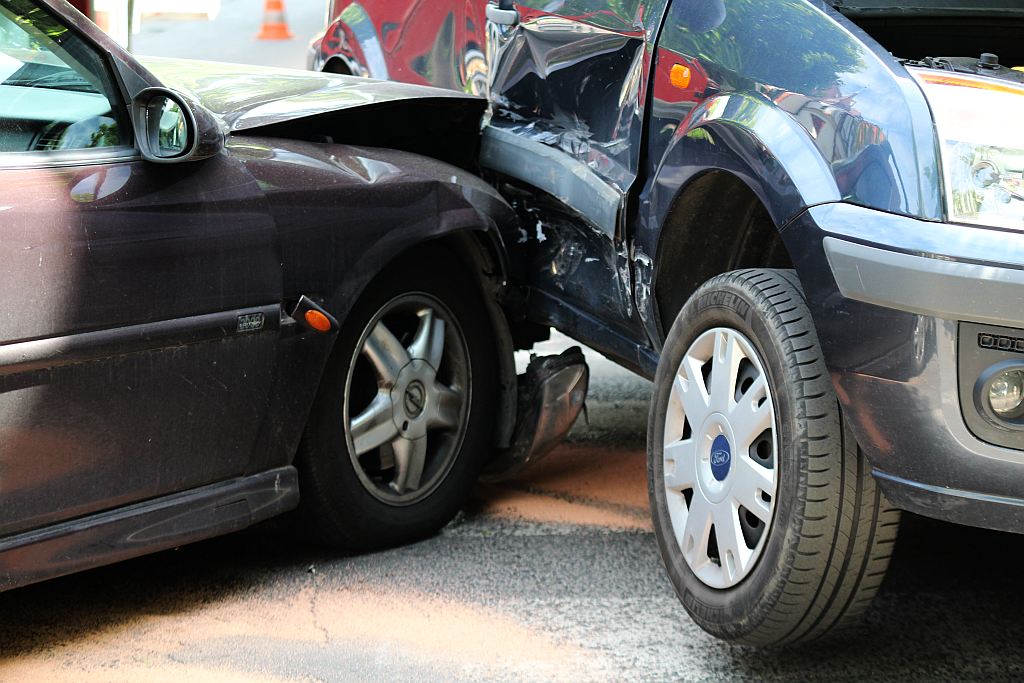 Ford zderzył się z oplem. Jedna osoba ranna