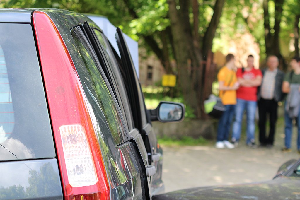 Ford zderzył się z oplem. Jedna osoba ranna