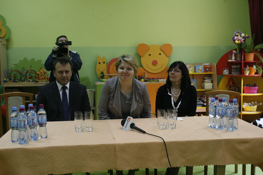 Przedszkolaki dają mamom laurki z prośbą o badania