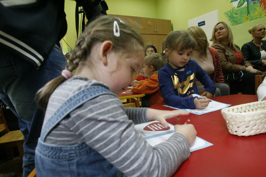 Przedszkolaki dają mamom laurki z prośbą o badania