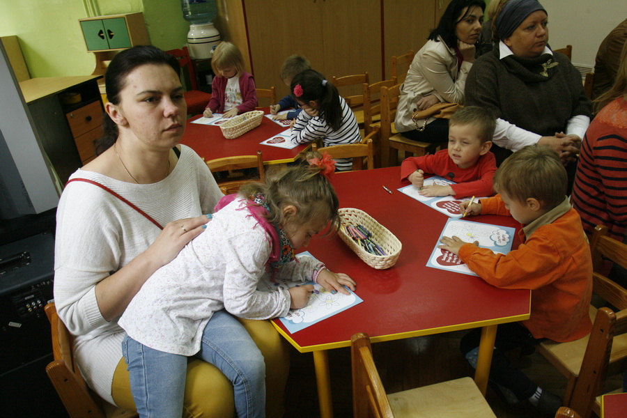 Przedszkolaki dają mamom laurki z prośbą o badania