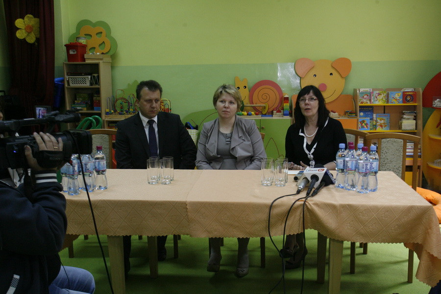 Przedszkolaki dają mamom laurki z prośbą o badania
