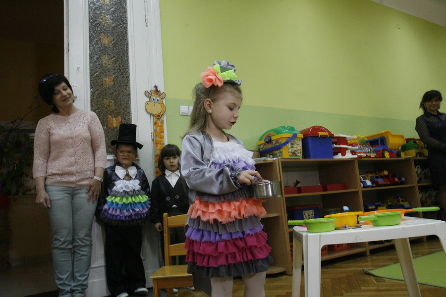 Przedszkolaki dają mamom laurki z prośbą o badania