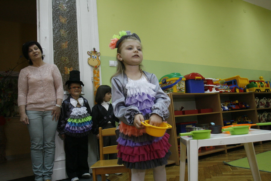 Przedszkolaki dają mamom laurki z prośbą o badania