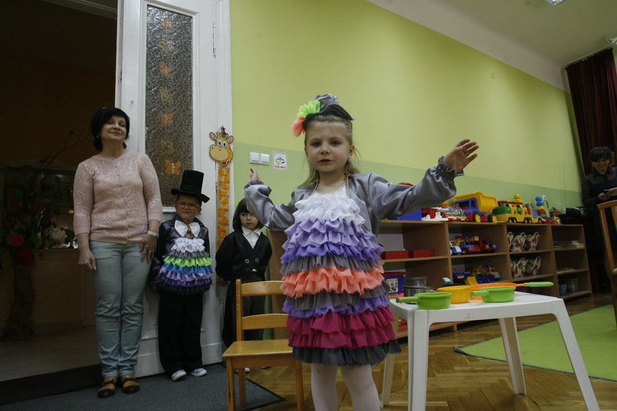 Przedszkolaki dają mamom laurki z prośbą o badania