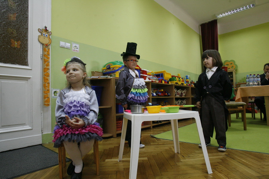 Przedszkolaki dają mamom laurki z prośbą o badania