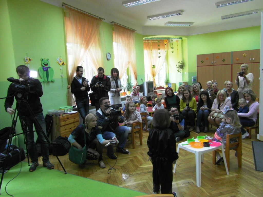 Przedszkolaki dają mamom laurki z prośbą o badania