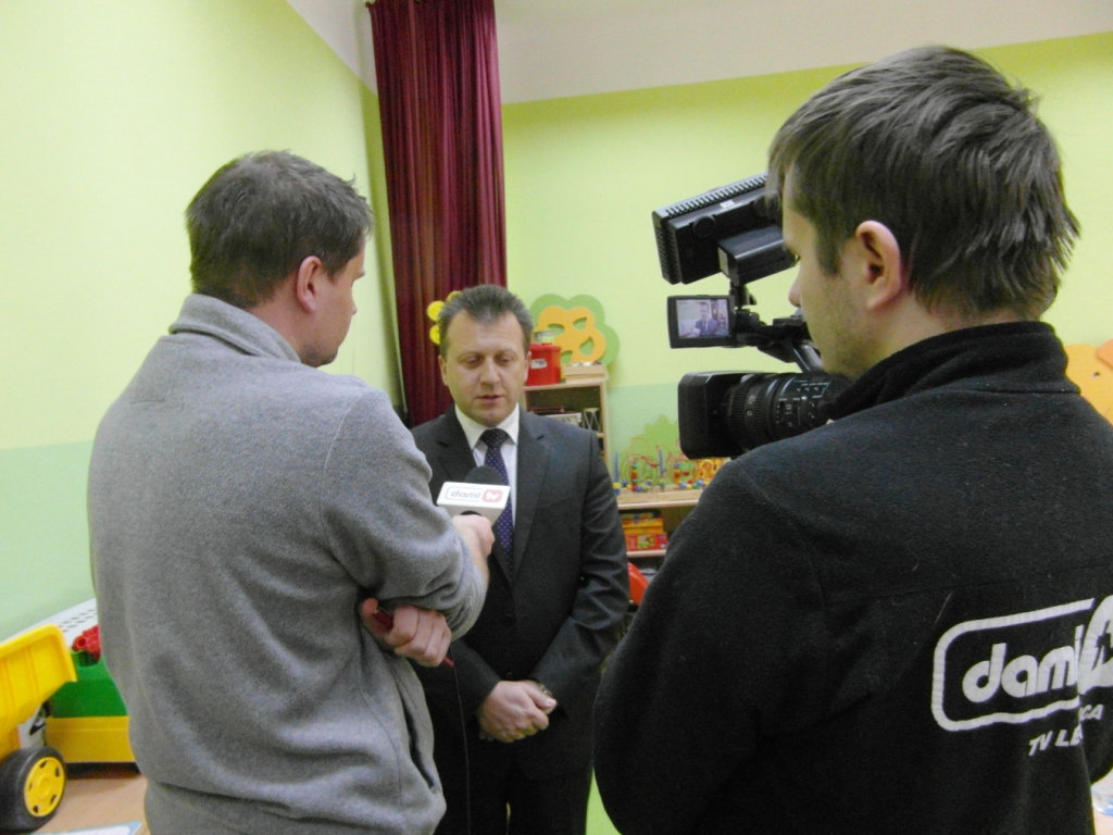 Przedszkolaki dają mamom laurki z prośbą o badania