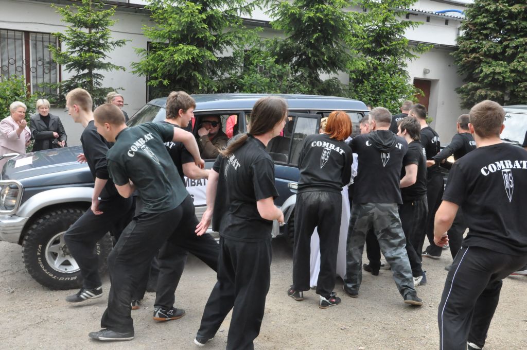 Porwali świeżo upieczonych małżonków spod kościoła