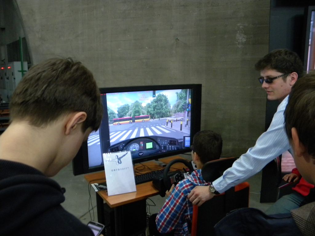 Autoshow 2013: wirtualny autobus i samochody