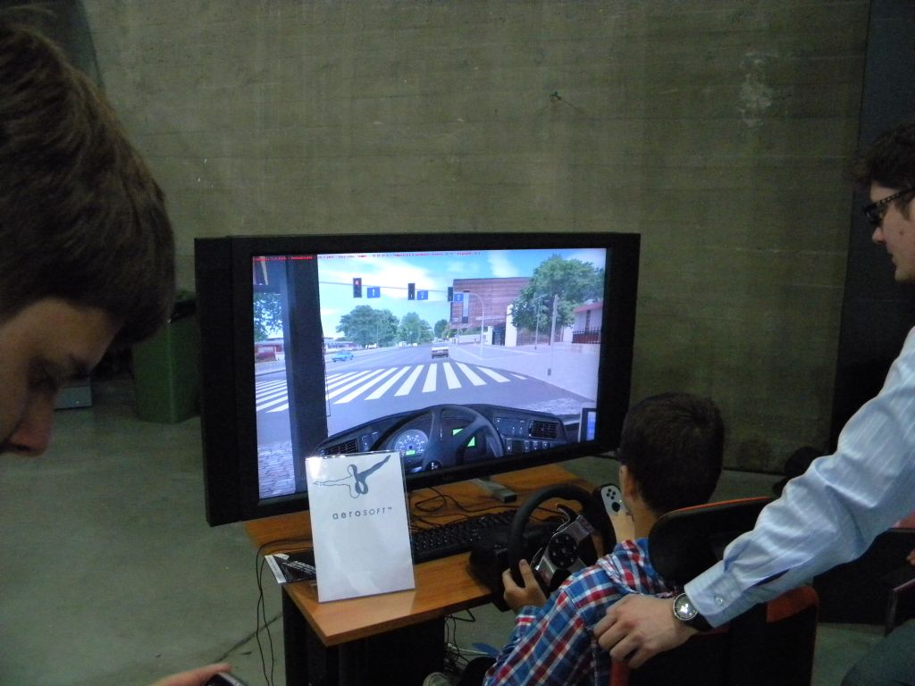 Autoshow 2013: wirtualny autobus i samochody