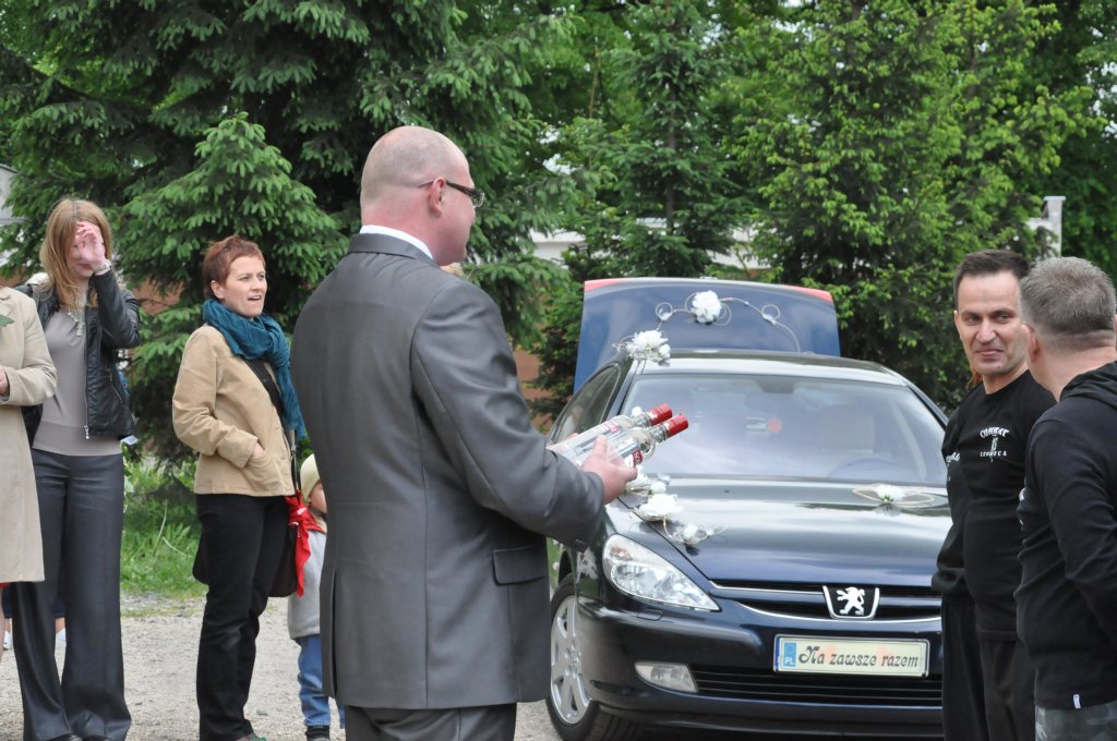 Porwali świeżo upieczonych małżonków spod kościoła