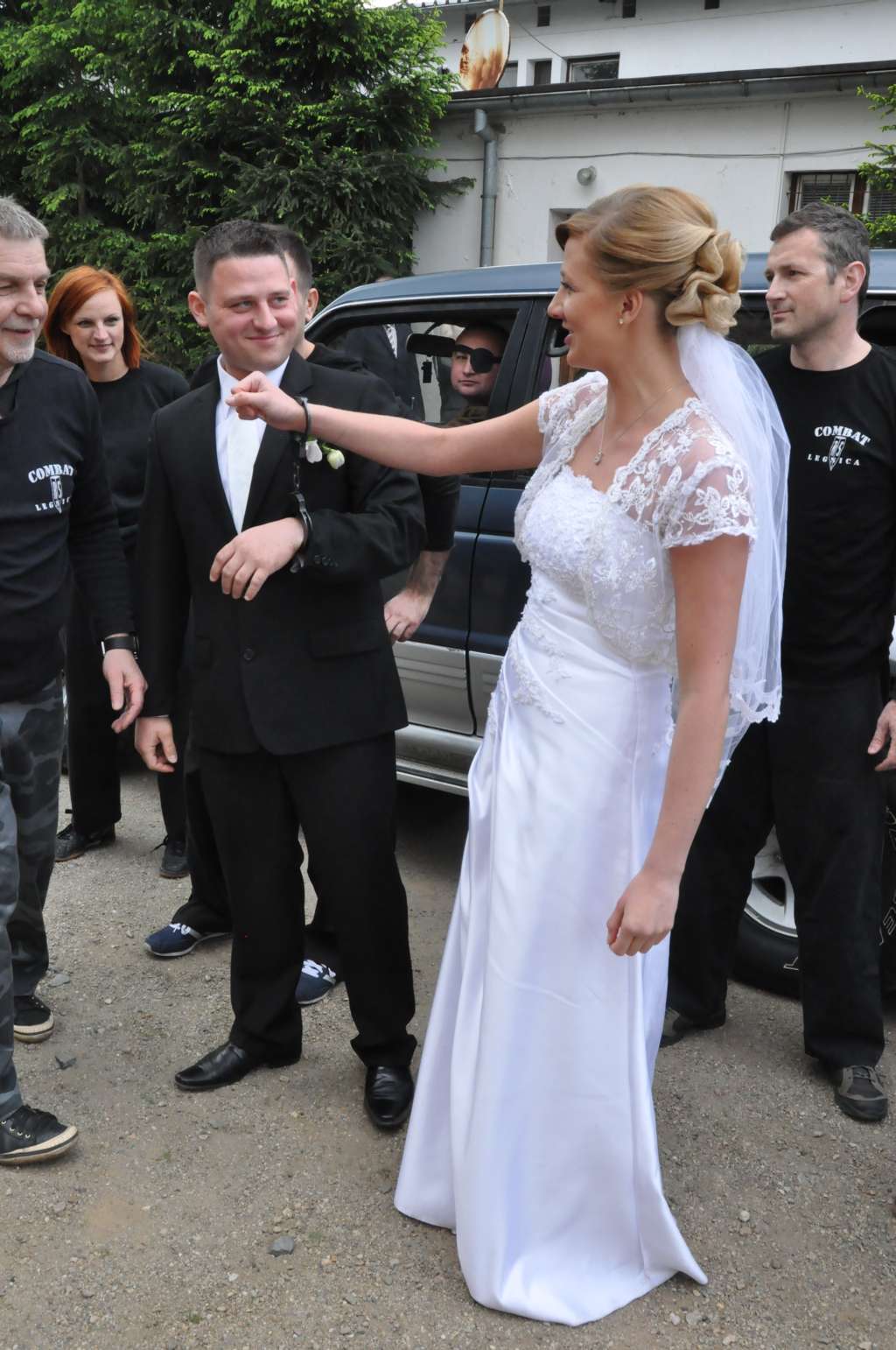 Porwali świeżo upieczonych małżonków spod kościoła