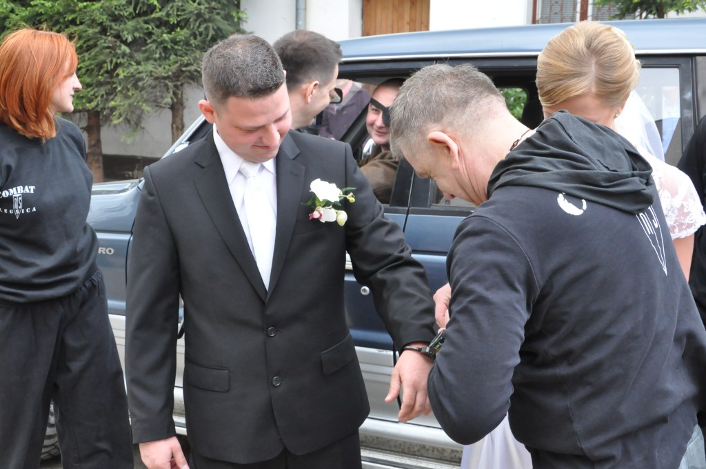 Porwali świeżo upieczonych małżonków spod kościoła