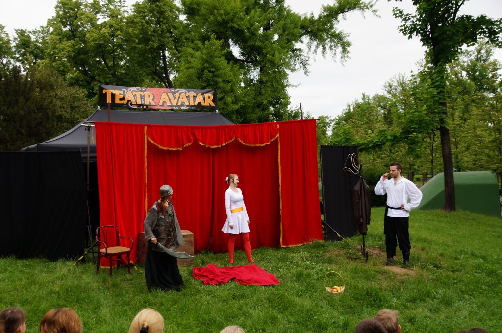 Teatr AVATAR w parku zagrał dla dzieci