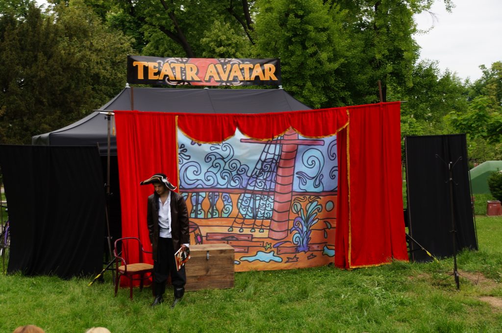 Teatr AVATAR w parku zagrał dla dzieci