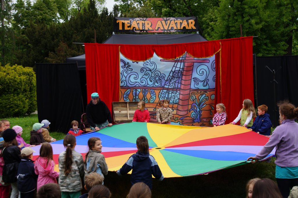 Teatr AVATAR w parku zagrał dla dzieci