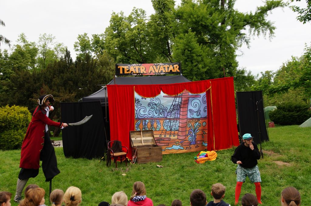 Teatr AVATAR w parku zagrał dla dzieci