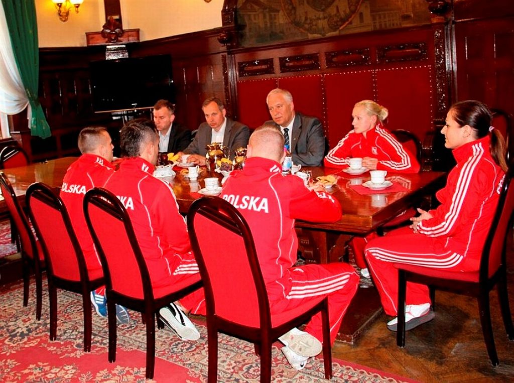 Legniccy taekwondocy z wizytą u minister Muchy