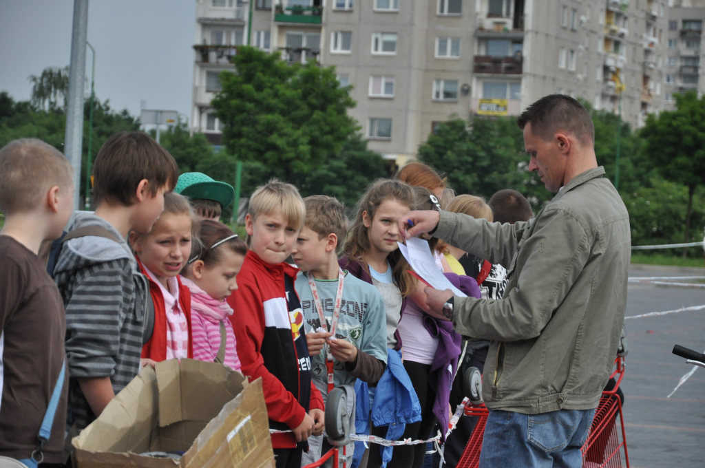Żacy zdają egzamin na kartę rowerową