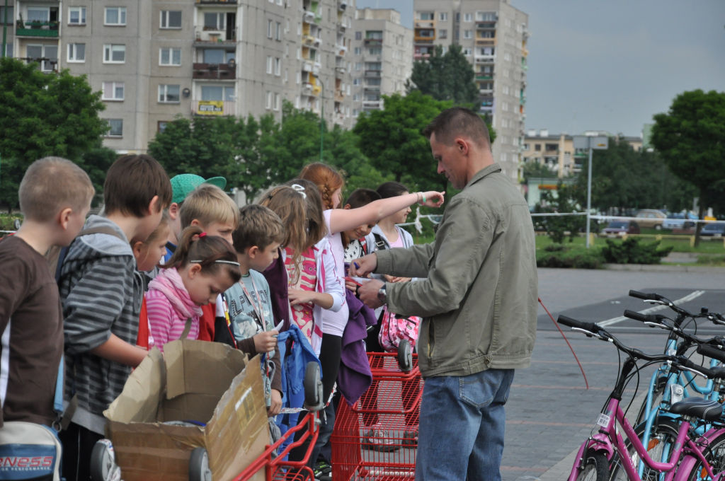 Żacy zdają egzamin na kartę rowerową