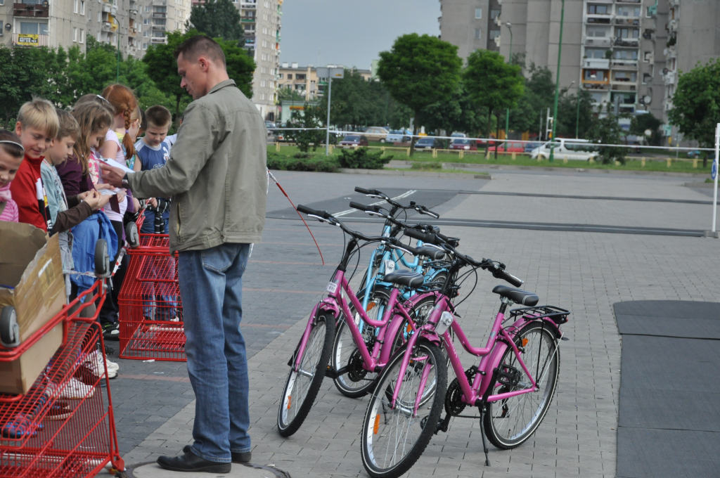 Żacy zdają egzamin na kartę rowerową