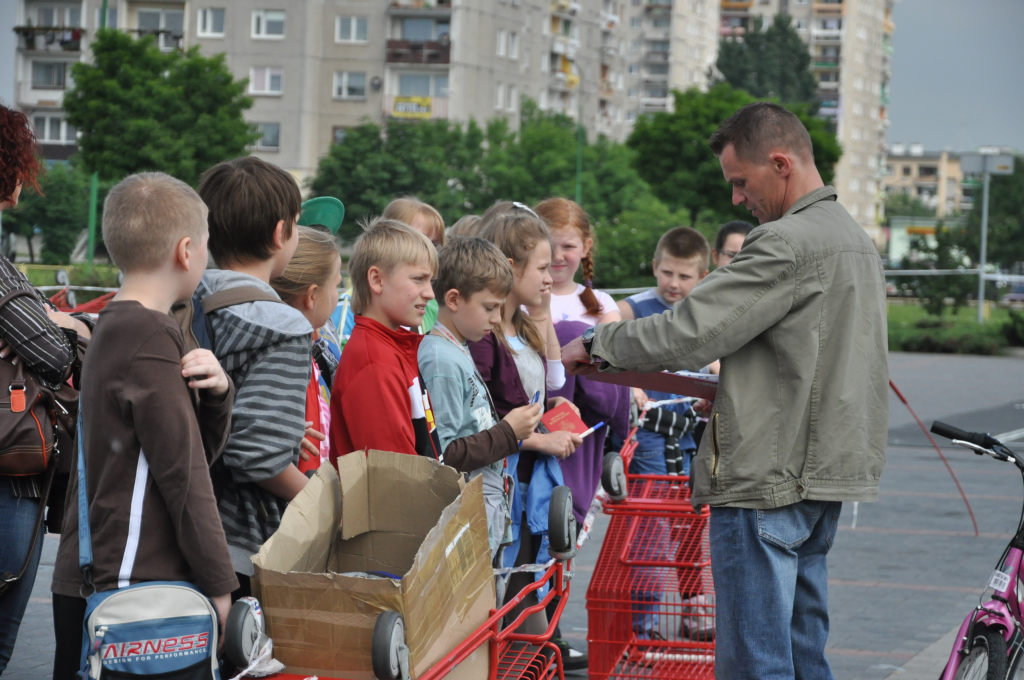 Żacy zdają egzamin na kartę rowerową