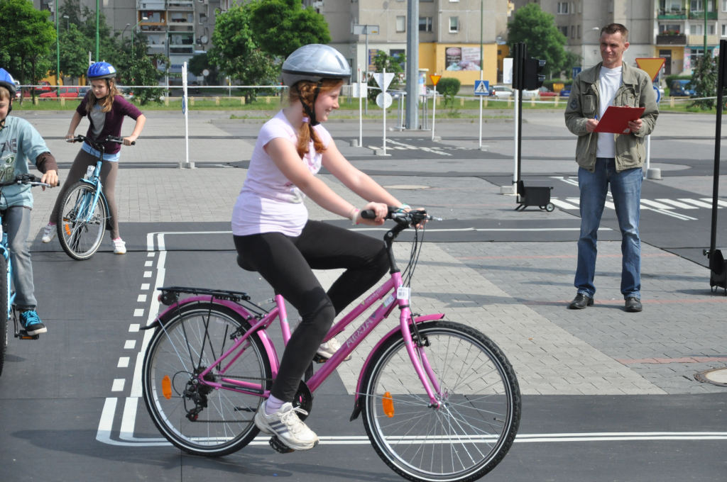 Żacy zdają egzamin na kartę rowerową
