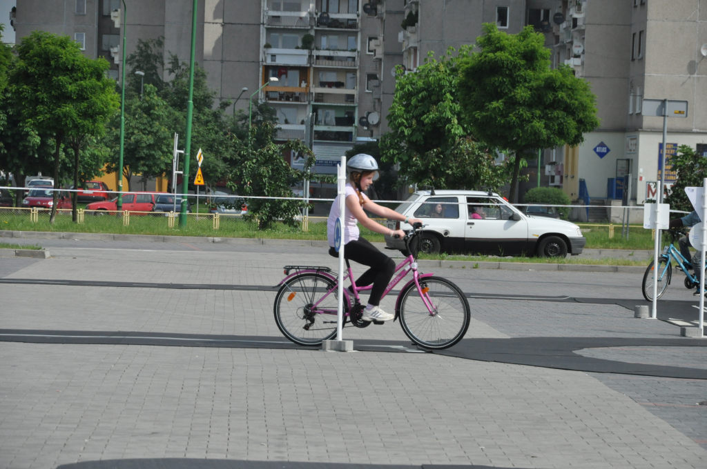Żacy zdają egzamin na kartę rowerową
