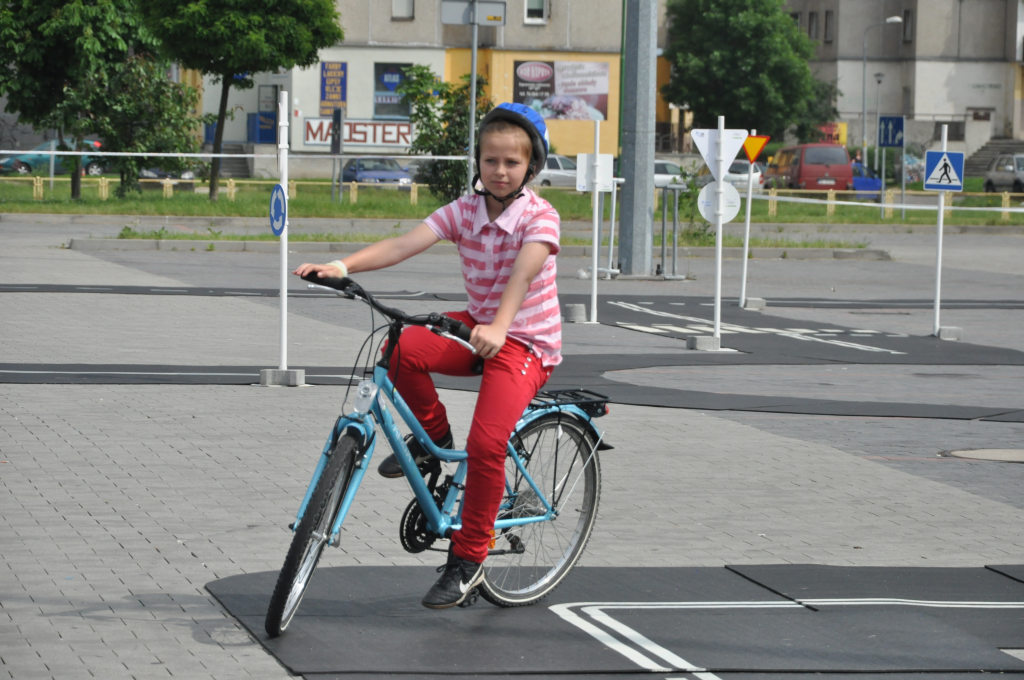 Żacy zdają egzamin na kartę rowerową